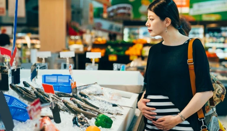 خانم‌های باردار به دلیل محتوای بالای جیوه باید از مصرف انواع خاصی از ماهی اجتناب کنند اما نباید مصرف ماهی را به‌طور کلی کنار بگذارند.