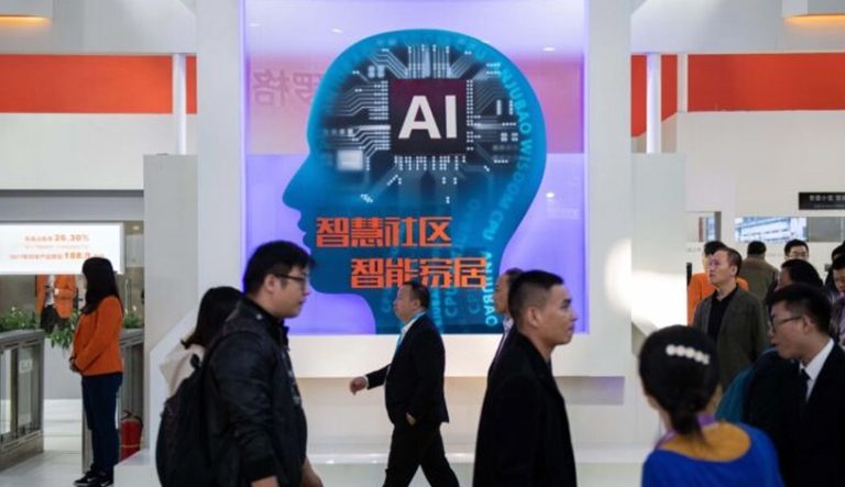 آمریکا می‌خواهد در هوش مصنوعی از چین پیشی بگیرد و این کار را تا حدی با کشاندن استعدادهای فنی شهروندان چینی به آمریکا انجام می‌دهد.