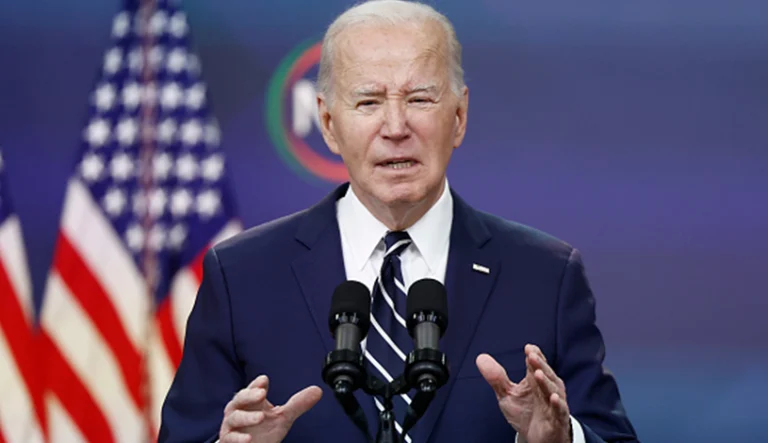 رئیس جمهور آمریکا در مطلبی که در روزنامه وال استریت ژورنال منتشر شده، هشدار داد که در صورت گسترش حملات حکومت ایران علیه اسرائیل، ممکن است آمریکا مداخله کند.