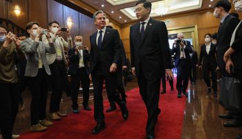 وزیر خارجه آمریکا روز پنج شنبه به شانگهای رسید و قرار است روز جمعه در پکن باشد و با شی ‌جین‌پینگ و وزیر خارجه چین دیدار و گفتگو کند.