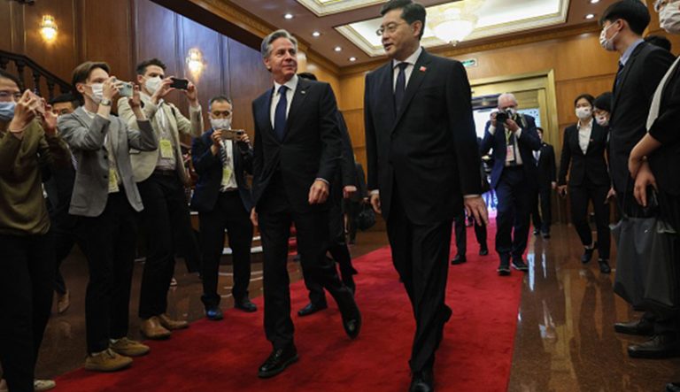 وزیر خارجه آمریکا روز پنج شنبه به شانگهای رسید و قرار است روز جمعه در پکن باشد و با شی ‌جین‌پینگ و وزیر خارجه چین دیدار و گفتگو کند.