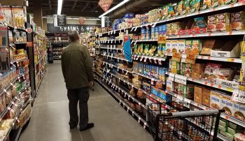 مطالعه‌ای جدید که عادت‌های غذایی کانادایی‌ها را بررسی کرده، نشان می‌دهد که افزایش قیمت مواد غذایی شمار زیادی از کانادایی‌ها را به خوردن غذاهایی واداشته که تاریخ مصرف بهینه آن‌ها به سر رسیده است.