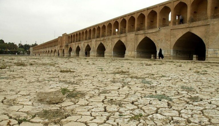 یک کارشناس تکتونیک هشدار داده است که ۴۵ برابر نرخ جهانی در اصفهان فرونشست رخ می‌دهد و با تداوم این وضعیت، اصفهان تا یک دهه آینده به بیابان تبدیل خواهد شد.