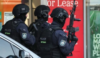 بعد از تهدید به انفجار توسط مردی در داخل کنسولگری جمهوری اسلامی ایران، پلیس فرانسه روز جمعه ساختمان سفارت و کنسولگری ایران را در پاریس محاصره کرد.