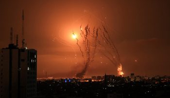 ارتش اسرائیل اعلام کرد که ۴۰ راکت از لبنان به شمال اسرائیل شلیک شده است که برخی از آن‌ها رهگیری شده‌اند.