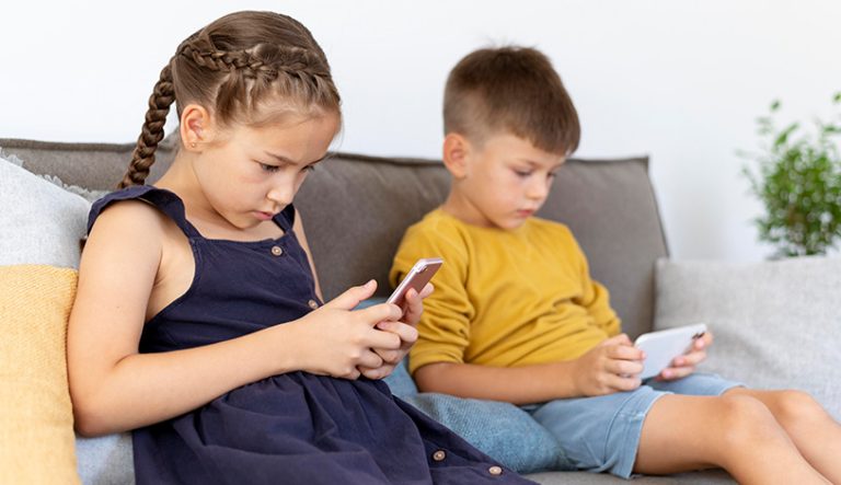 مطالعه‌ای جدید نشان می‌دهد که شبکه‌های اجتماعی خطرات متعددی برای کودکان دارند و از نیاز فوری به تغییر می‌گوید.