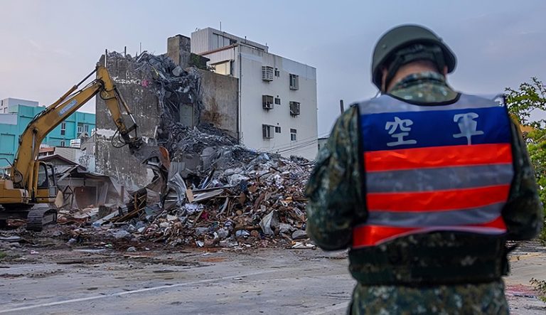 یک روز پس از وقوع شدیدترین زلزله تایوان در ۲۵ سال اخیر عملیات نجات همچنان ادامه دارد. تا کنون ۹ نفر کشته و بیش از هزار نفر مجروح شده‌اند.