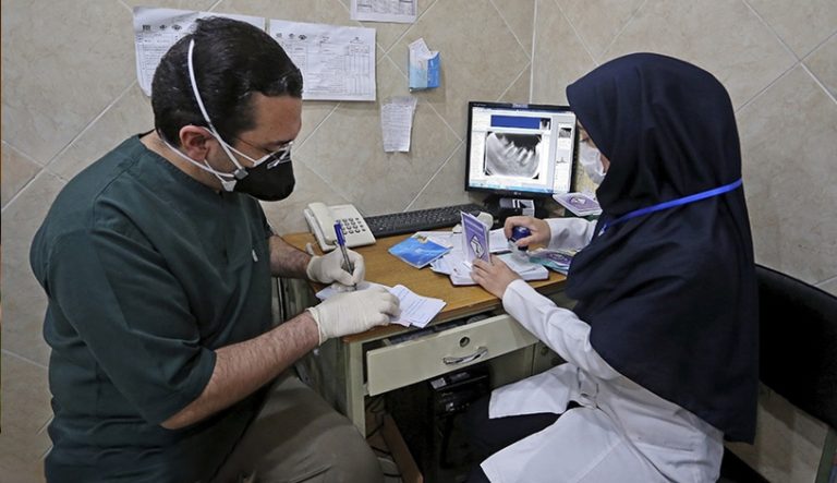سخنگوی سازمان نظام پزشکی ایران گفت محدودیتهای پذیرش در کشورهای خارجی باعث شده است برخی پزشکان به جای ترک کشور، از حرفه پزشکی فاصله بگیرند و به مشاغل دیگری روی بیاورند.