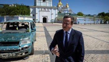 دیوید کامرون، وزیر امور خارجه بریتانیا در سفر به کی‌یف گفت که اوکراین «حق» دارد که از تسلیحات ارائه شده توسط بریتانیا برای حمله به داخل خاک روسیه استفاده کند.