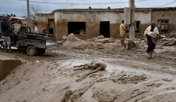 سیلاب ناگهانی ناشی از بارندگی شدید روستاهای شمال افغانستان را ویران کرده و به مرگ ۳۱۵ نفر و زخمی شدن بیش از ۱۶۰۰ نفر منجر شده است.