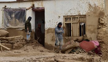 در اثر جاری شدن ناگهانی سیل در مناطق شمالی افغانستان بیش از ۲۰۰ نفر فقط در یک ولایت این کشور جان باختند.