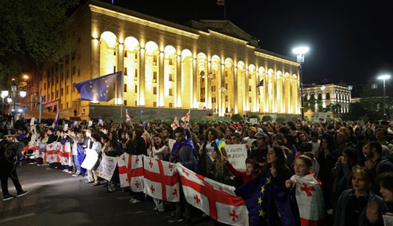 پارلمان گرجستان با شور دوم لایحه‌ای که منتقدان آن را به کرملین منتسب می‌دانند، موافثت کرد. شمار زیادی از مردم در اعتراض به این لایحه به خیابان‌ها آمده‌اند.