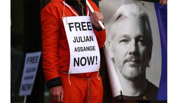 دادگاهی در بریتانیا روز دوشنبه حکم نهایی خود را درباره استرداد جولین آسانژ، بنیانگذار ویکی‌لیکس، به آمریکا به دلیل افشای گسترده اسناد محرمانه این کشور صادر می‌کند و به ۱۳ سال توقیف و جدال حقوقی پایان می‌دهد.