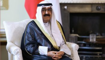 امیر کویت در یک سخنرانی تلویزیونی گفت که پارلمان را منحل کرده و همچنین برخی از مواد قانون اساسی را برای مدت چهار سال به حالت تعلیق درآورده است.