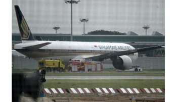یک پرواز خطوط هوایی سنگاپور از مبدأ لندن روز سه‌شنبه به دلیل برخورد با چاله هوایی به‌طور اضطراری در بانکوک فرود آمد.
