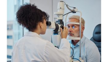 محققان در مطالعات اخیر دریافته‌اند که تغییرات بینایی و افت شنوایی با آلزایمر و زوال عقل ارتباط مستقیم دارند.