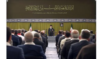 بوروکراسی در ایران نفس‌های آخر خود را می‌کشد و این خطری بزرگ و دلهره‌آور است. دستگاههای دولتی از دو عنصر حیاتی «بودجه» و «اختیار» خالی شده‌اند و پول‌ها و پروژه‌ها بیش از گذشته سر از جاهایی مثل ستاد اجرایی فرمان امام درآورده‌اند.