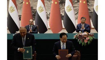 طبق گزارش آسوشیتدپرس، توافق‌نامه‌های میان چین و مصر دربرگیرنده همکاری در طرح کمربند و جاده چین است که ساخت پروژه‌های حمل‌ونقل، انرژی و زیرساخت با بودجه چین در خارج از کشور را برای شرکت‌های چینی به ارمغان می‌آورد.