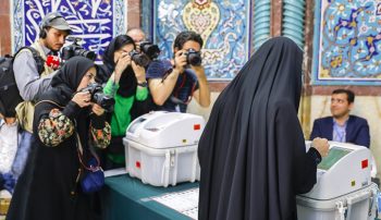 دور دوم انتخابات مجلس دوازدهم شورای اسلامی امروز - جمعه ۲۱ اردیبهشت - از ساعت ۸ صبح در ۲۲ حوزه انتخابیه شروع شد.