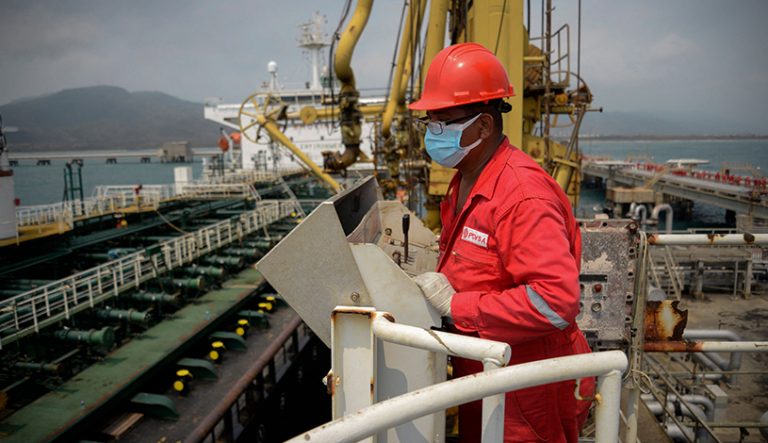 یکی از مقامات وزارت خزانه‌داری آمریکا اعلام کرد که دریافته است ایران با استفاده از شرکت‌های مستقر در مالزی نفت خود را به جنوب شرقی آسیا منتقل می‌کند.