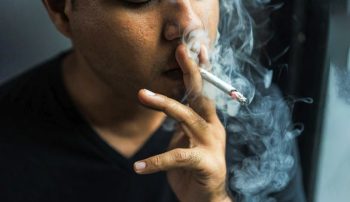 دبیرکل جمعیت مبارزه با استعمال دخانیات ایران درباره کاهش سن مصرف دخانیات میان مردان و زنان در کشور و افزایش مصرف قلیان توسط زنان هشدار داد.