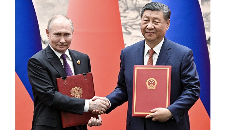 رییس جمهور روسیه برای دیدار با همتای چینی خود وارد پکن شد. رهبران ابن دو کشور بیانیه مشترکی را در مورد تعمیق مشارکت راهبردی همه جانبه بین دو کشور امضا کردند.