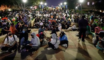 پلیس یوسی‌ال‌ای شامگاه چهارشنبه از طریق بلندگو اعلام کرد که اردوگاه طرفداران فلسطین غیرقانونی است و به جمعیت دستور داد که متعاقب شب خشونت‌بار گذشته متفرق شوند.