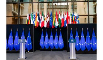 کمیسیون اروپا تاکید کرد که «با ادامه تجاوز روسیه به اوکراین، اتحادیه اروپا مصمم است به اقداماتی برای کاهش بیشتر منابع درآمد و ظرفیت روسیه برای جنگ ادامه دهد».