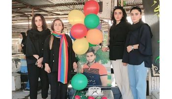 مادر کیان پیرفلک، کودک ۹ سالهای که در جریان اعتراضات سراسری ۱۴۰۱ کشته شد، بر مزار پسرعموی خود حضور پیدا کرد.