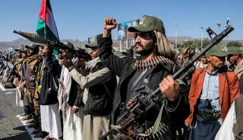 آسوشیتدپرس گزارش داد حوثیها که از حمایت جمهوری اسلامی برخوردارند، تهدید کردهاند حملات تازهای را علیه کشتیهایی که از کریدور دریای سرخ عبور میکنند، انجام خواهند داد.