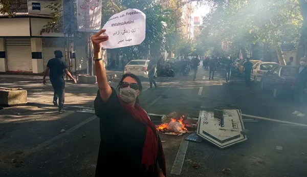 اتحادیه اروپا در چهارمین سالگرد کشته‌شدن مهسا امینی، سرکوب معترضان در ایران و افزایش اعدام‌ها را محکوم کرد و از مقامات جمهوری اسلامی خواست به خشونت و سرکوب مردم پایان دهند.