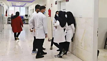 سلمان اسحاقی، سخنگوی کمیسیون بهداشت مجلس اعلام کرد که در سال ۱۴۰۲، تعداد ۱۵۹۰ پرستار استعفا دادند. آمار استعفا و کناره‌گیری دو تا سه برابر مهاجرت‌ها است.