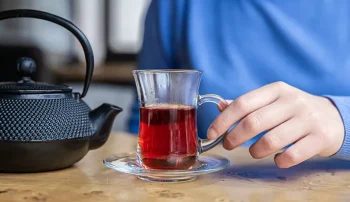 نوشیدن چای کهنه دم می‌تواند مشکلات زیادی برای بدن ایجاد کند. دم کردن طولانی مدت چای می‌تواند سبب نفوذ فلزات سنگین موجود در برگ‌های چای در چای شود.