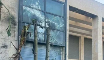 پهپادی که از لبنان پرتاب شده بود، روز شنبه به ساختمانی در قیصریه اصابت کرد. روز سه‌شنبه معلوم شد که ساختمان مربوطه محل اقامت بنیامین نتانیاهو، نخست‌وزیر اسرائیل، بوده است.
