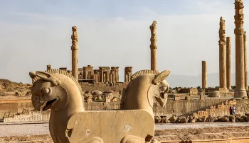 در آستانه ۷ آبان و روز کوروش شاهد وضعیت نگرانکننده میراث بهجامانده از هخامنشیان در تختجمشید و نقشرستم هستیم.