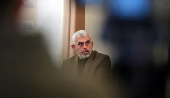 یحیی سنوار، مشهور به «قصاب خان ‌یونس»، یکی از برجسته‌ترین رهبران حماس و معمار حملات نظامی ۷ اکتبر علیه اسرائیل، سرانجام توسط نیروهای اسرائیلی کشته شد.