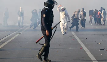 در تازه‌ترین خبرها از اعتراضات برای آزادی عمران خان، هواداران او در روز سه‌شنبه از موانع کانتینری عبور کردند و وارد شهر اسلام‌آباد شدند.