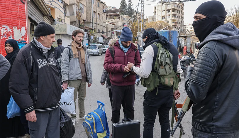 حاکمان جدید سوریه در واکنش به حملهای مرگبار که منجر به کشته شدن ۱۴ مأمور پلیس در استان طرطوس شد، تدابیر امنیتی شدیدی اتخاذ کردند. علویان حامی دولت سابق بشار اسد در این منطقه زندگی میکنند.