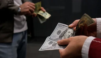 براساس گزارش شبکه اطلاعرسانی طلا، سکه و ارز، قیمت دلار در بازار آزاد تهران، روز چهارشنبه اول اکتبر (۹ مهر) ۱۱۶ هزار و ۲۰۰ تومان خرید و فروش شد.