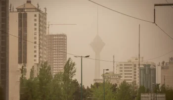 رسانه‌های داخلی ایران گزارش داده‌اند که به دلیل «تداوم سرمای شدید»، «افزایش آلودگی هوا» و «صرفه‌جویی در مصرف انرژی» استان تهران و ۹ استان دیگر در روز پنج‌شنبه، ۲۹ آذر تعطیل شده است.
