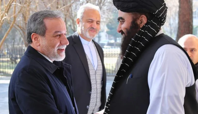 عباس عراقچی، معاون وزیر امور خارجه جمهوری اسلامی، روز یکشنبه ۷ بهمن‌ماه به افغانستان سفر کرد و در کابل، مورد استقبال امیرخان متقی، سرپرست وزارت امور خارجه دولت طالبان قرار گرفت.