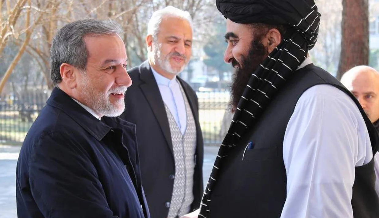 عباس عراقچی، معاون وزیر امور خارجه جمهوری اسلامی، روز یکشنبه ۷ بهمن‌ماه به افغانستان سفر کرد و در کابل، مورد استقبال امیرخان متقی، سرپرست وزارت امور خارجه دولت طالبان قرار گرفت.