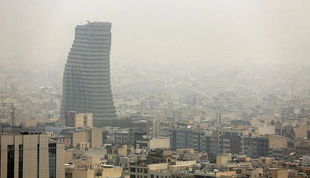 آلودگی هوای تهران بار دیگر به وضعیت قرمز رسیده و کیفیت هوا در بیشتر مناطق پایتخت در شرایط ناسالم قرار دارد.