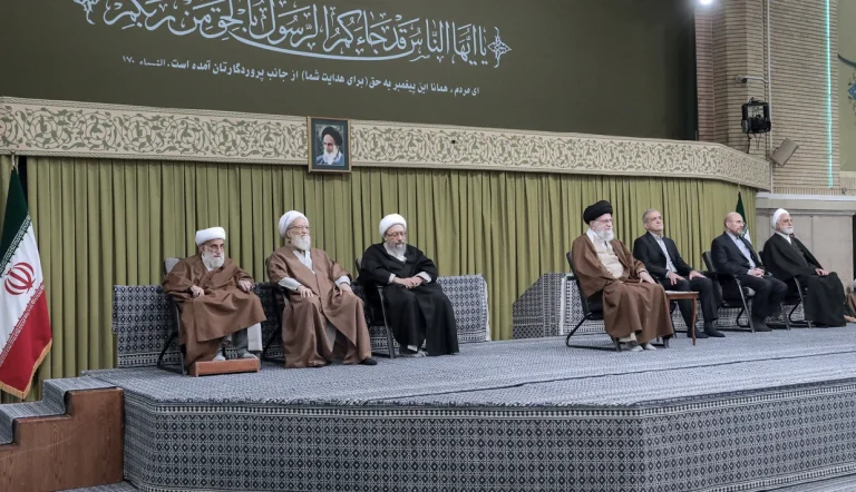 علی خامنه‌ای در دیدار با سران سه قوه جمهوری اسلامی و سفرای کشورهای اسلامی، بار دیگر آتش‌بس در غزه را شکست اسرائیل خواند و بر ضرورت پرهیز از «دوستی پنهان» با آمریکا سخن گفت.