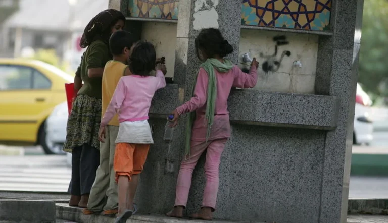محمدمهدی سید ناصری، پژوهشگر حقوق بین‌الملل کودک، از ظهور نسل جدید کودکان کار در ایران خبر داد و با تأکید بر تغییرات نگران‌کننده در رفتار این کودکان گفت: این نسل از کودکان کار خشمگین‌تر و طلبکارتر از گذشته هستند و جامعه باید خود را برای افزایش خشونت‌ و مواردی همچون دزدی آماده کند.