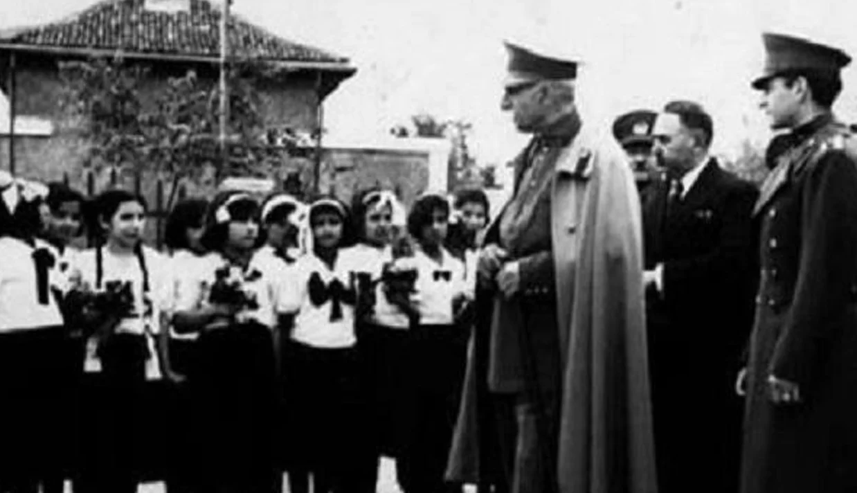 شاهزاده رضا پهلوی گفته است که او تصمیم تاریخی رضاشاه بزرگ در روز ۱۷ دی ماه را اقدامی نه برای «کشف حجاب» بلکه برای «آزادی پوشش» می‌داند.