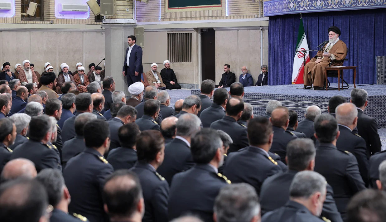 رهبر جمهوری اسلامی در دیدار با فرماندهان نیروی هوایی و پدافند هوایی ارتش جمهوری اسلامی ایران گفته است که مذاکره با آمریکا «غیرعاقلانه، غیرهوشمندانه و غیرشرافتمندانه» است.