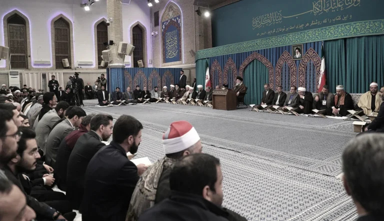 رهبر جمهوری اسلامی در دیدار با شرکت‌کنندگان مسابقات بین‌المللی قرآن، با اشاره به رویکرد جمهوری اسلامی در برابر آمریکا، تأکید کرد که تفاوت ملت ایران با سایر کشورها در سر دادن شعار مرگ بر آمریکا است.