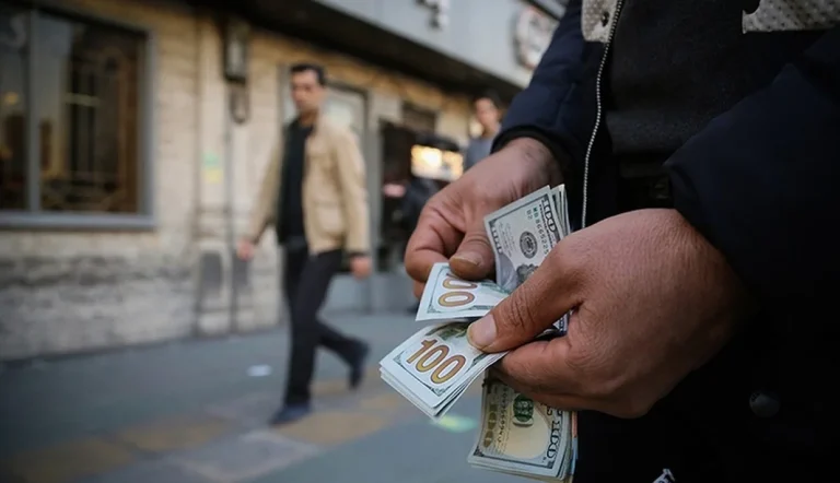 حسین راغفر گفت دلار به زودی به بالای ۱۱۰ هزار تومان خواهد رسید و این وضعیت برای اقتصاد کشور فاجعه‌بار است.