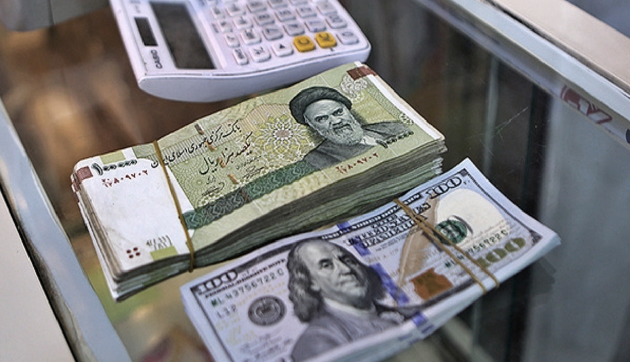 هم‌زمان با اعلام فرمان اجرایی دونالد ترامپ، رئیس‌جمهور آمریکا، برای احیای سیاست «فشار حداکثری» علیه جمهوری اسلامی، بازار ارز و طلا در ایران با نوسانات شدیدی مواجه شد و ارزش ریال به پایین‌ترین سطح تاریخی خود رسید.